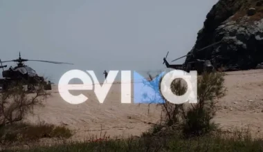 «Κολλημένο» στην άμμο σε παραλία της Καρύστου το στρατιωτικό ελικόπτερο Apache (φωτό-βίντεο)