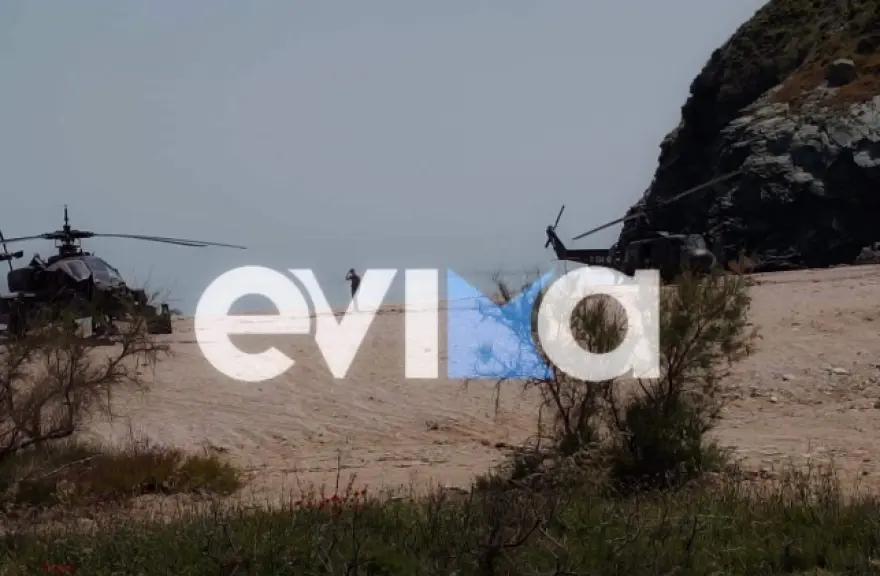 «Κολλημένο» στην άμμο σε παραλία της Καρύστου το στρατιωτικό ελικόπτερο Apache (φωτό)