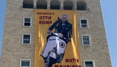 Το πανό που υποδέχθηκαν οι Αλβανοί τον Μουρίνιο στα Τίρανα: «Καλώς ήρθες στην μικρή Ρώμη μίστερ»