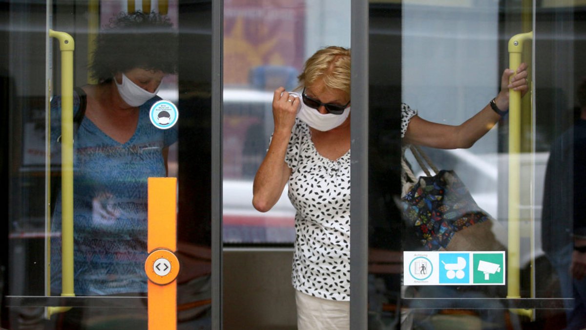 Η Αυστρία «πετάει» τις μάσκες και από τα Μέσα Μεταφοράς – Η Ελλάδα ακόμη τις… κρατάει