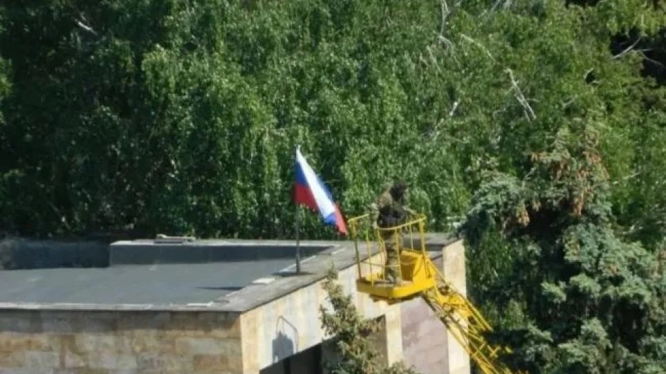 Στα ρωσικά χέρια το Σβιτλοντάρσκ στο Ντονμπάς: Υψώσανε την ρωσική σημαία – Οι Ουκρανοί αποχώρησαν αμαχητί (βίντεο)