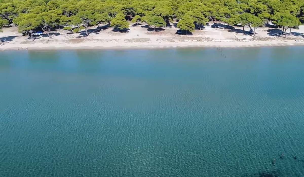 Βουτιές χωρίς… στρίμωγμα: Αυτές είναι οι τέσσερις μεγαλύτερες παραλίες της Αττικής