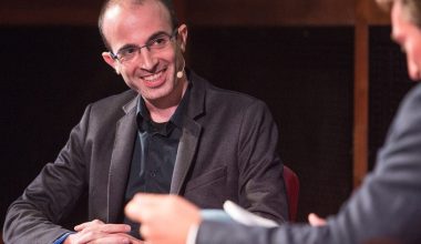 Yuval Noah Harari: «Η πανδημία έπεισε τους ανθρώπους να δεχθούν τη νομιμοποίηση της απόλυτης βιομετρικής παρακολούθησης»