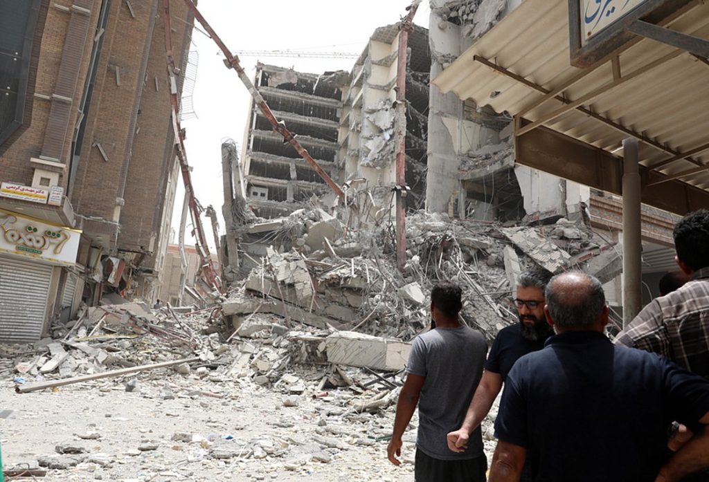 Ιράν: Ο δήμαρχος της Αμπαντάν κρατείται για το δεκαώροφο κτίριο που κατέρρευσε χθες στην πόλη