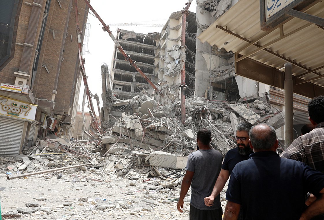 Ιράν: Ο δήμαρχος της Αμπαντάν κρατείται για το δεκαώροφο κτίριο που κατέρρευσε χθες στην πόλη