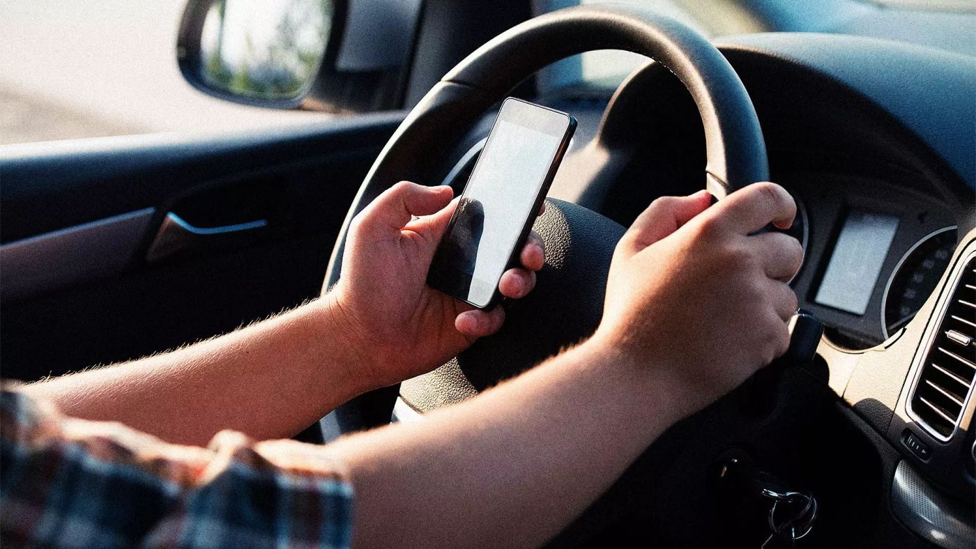 Σχεδόν 3 στους 10 Έλληνες στέλνουν μηνύματα ή διαβάζουν την ώρα που οδηγούν