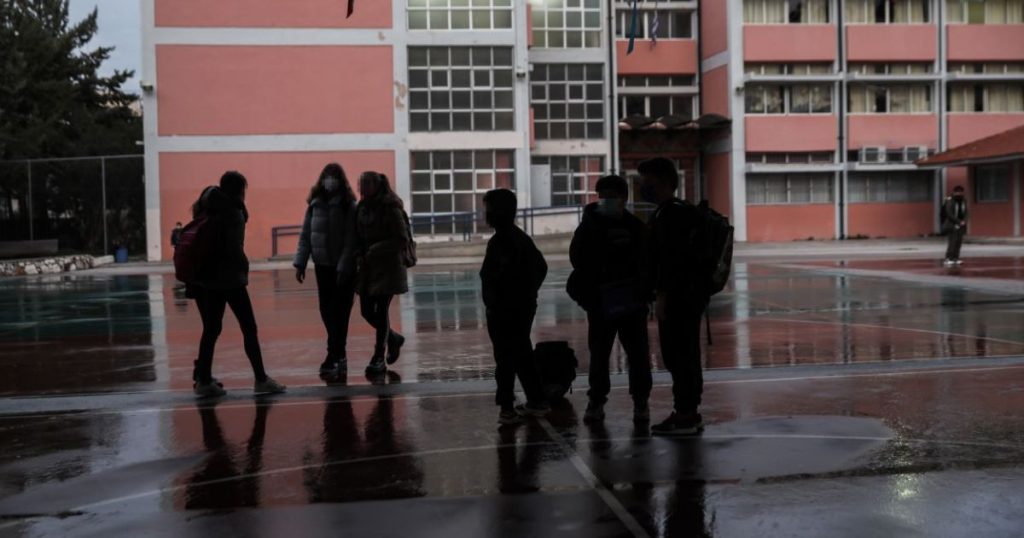 Συμπλοκή ανηλίκων στο Άλσος Βεΐκου: Η σύλληψη του ενός ανήλικου έγινε μέσα στο σχολικό λεωφορείο