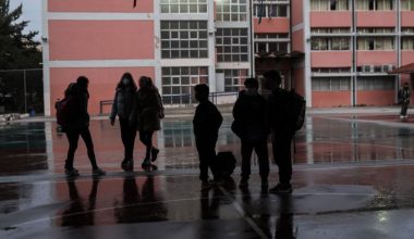 Συμπλοκή ανηλίκων στο Άλσος Βεΐκου: Η σύλληψη του ενός ανήλικου έγινε μέσα στο σχολικό λεωφορείο