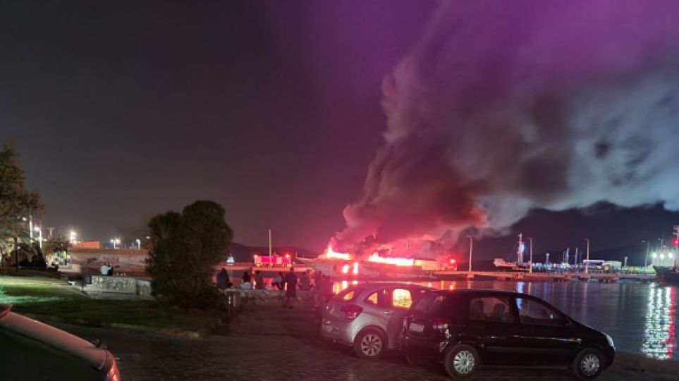 Ελευσίνα: Πυρκαγιά σε ελλιμενισμένο πλοίο στην προβλήτα της πρώην αμερικανικής βάσης