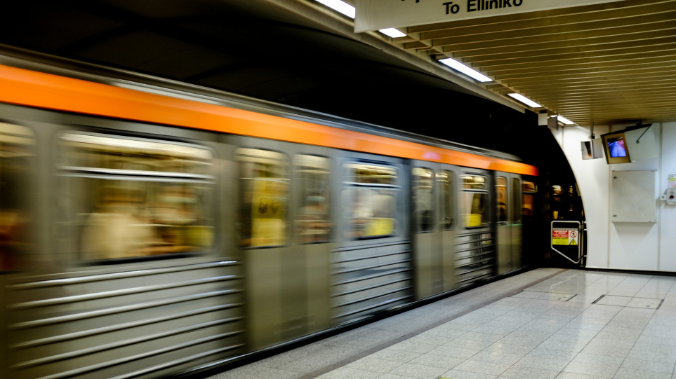 Μετρό – Κορυδαλλός: Λιπόθυμος απεγκλωβίστηκε ο άνδρας που έπεσε στις ράγες