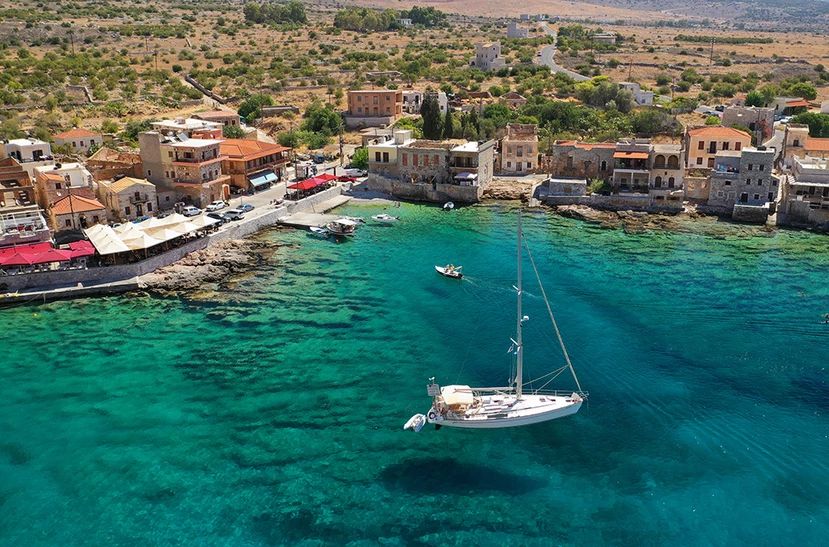 Γερολιμένας: Ο προορισμός στη Μάνη που μοιάζει σαν να βγήκε από παραμύθι (φώτο)