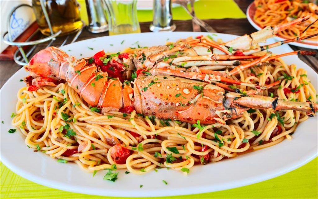 Μύκονος: Δεν παίρνουν το μάθημά τους οι τουρίστες – Δεύτερη καταγγελία στο εστιατόριο με τα καβουροπόδαρα από «χρυσάφι»