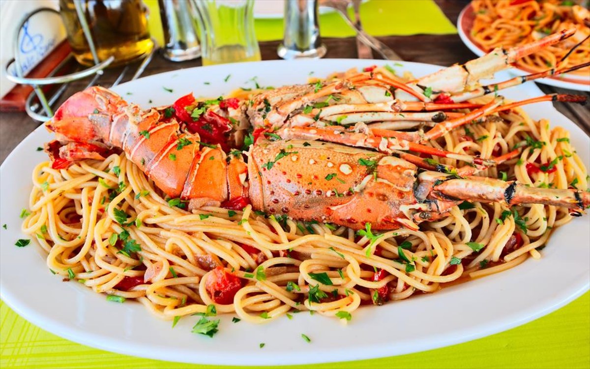 Μύκονος: Δεν παίρνουν το μάθημά τους οι τουρίστες – Δεύτερη καταγγελία στο εστιατόριο με τα καβουροπόδαρα από «χρυσάφι»