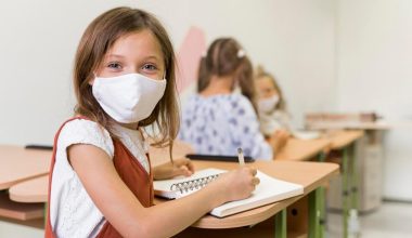 Τέλος η μάσκα στα σχολεία – Υποχρεωτική μόνο στις εξετάσεις