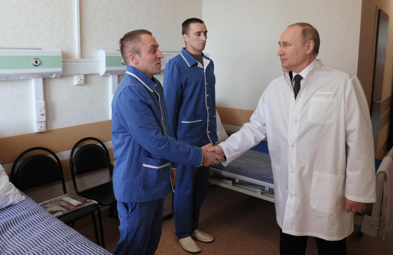 B. Πούτιν: Επισκέφθηκε τραυματίες στρατιώτες στη Μόσχα