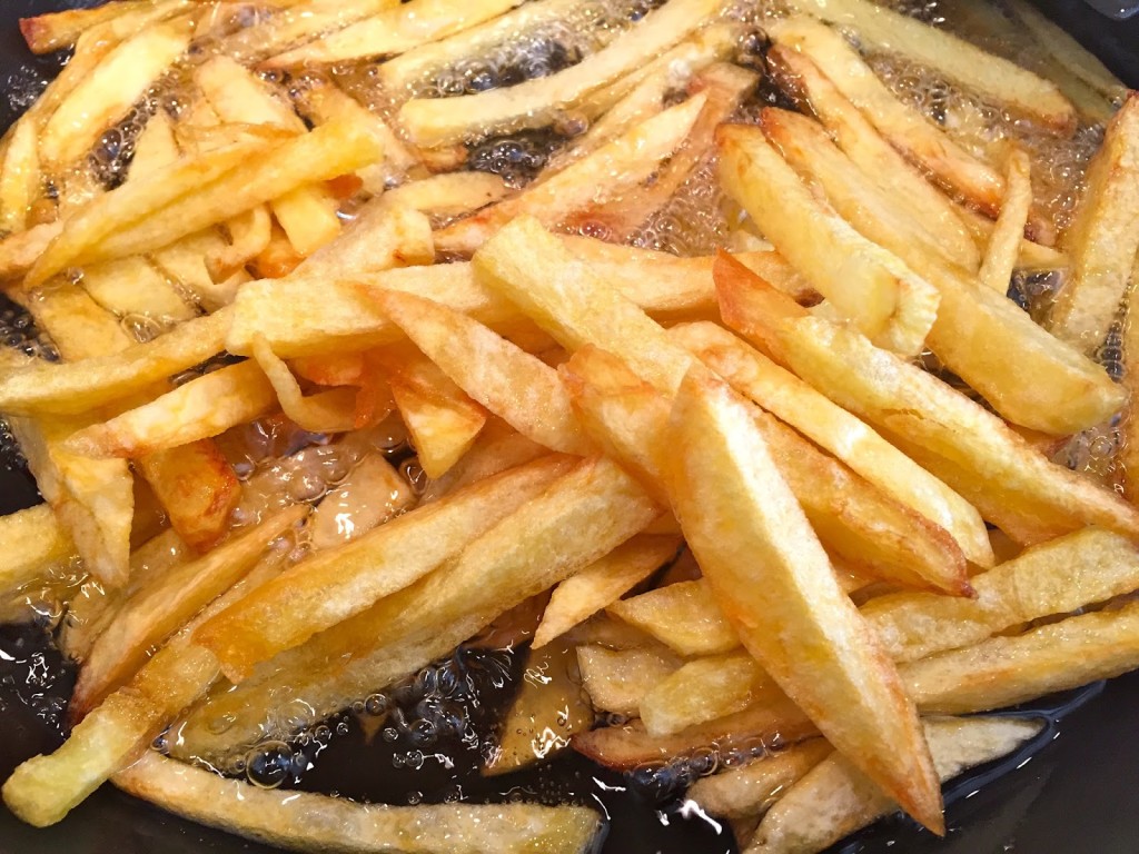 Για να τις τρώτε χωρίς τύψεις: Τα 4+1 μυστικά για να κάνετε τις τηγανιτές πατάτες πιο υγιεινές