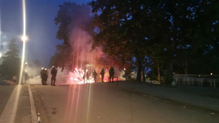 Πεδίο μάχης το ΑΠΘ: Επεισόδια μετά το τέλος της πορείας – Δακρυγόνα πέτρες και πυροτεχνήματα (βίντεο)