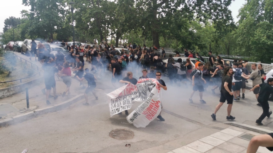 Νέα επεισόδια εντός του ΑΠΘ – Ομάδα φοιτητών που διαδήλωνε κινήθηκε κατά διμοιρίας των ΜΑΤ