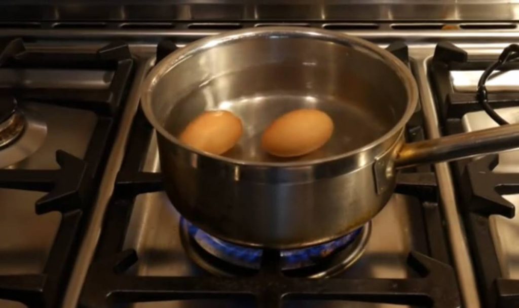 Βίντεο: Το απίθανο κόλπο για να μην σπάνε ποτέ τα αυγά όταν τα βράζετε