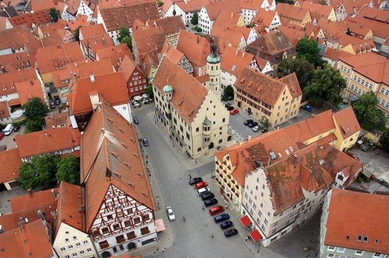 Πανέμορφη πόλη χτισμένη σε κρατήρα μετεωρίτη χαρίζει εντυπωσιακό θέαμα