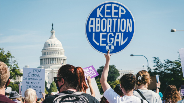 ΗΠΑ: Ο κυβερνήτης της Οκλαχόμας υπέγραψε νόμο που απαγορεύει την άμβλωση από τη σύλληψη