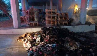 Μεγάλη φωτιά σε αποθήκη του ΣΕΦ – Κάηκαν ρούχα που είχαν συγκεντρωθεί για την Ουκρανία