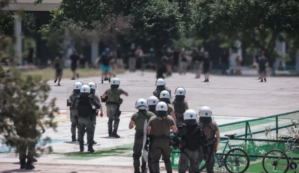 AΠΘ: Πάνω από 200 φοιτητές παγιδεύτηκαν στη βιβλιοθήκη λόγω επεισοδίων και χημικών