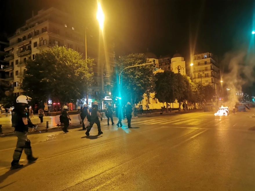 Θεσσαλονίκη: Τρεις συλλήψεις για τα επεισόδια μετά το τέλος της πορείας – Τραυματίστηκε ένας αστυνομικός