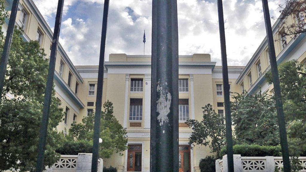 Ομάδα αγνώστων βγήκε από την ΑΣΟΕΕ και έσπασε τζαμαρία και ΑΤΜ τράπεζας – Μετά μπήκε ξανά στο κτίριο