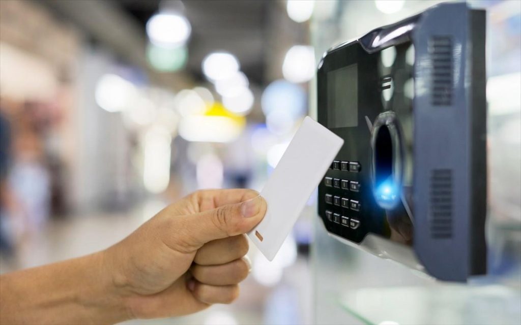 Ψηφιακή κάρτα εργασίας: Στο κινητό και με QR Code – Πώς θα εφαρμοστεί από τις επιχειρήσεις