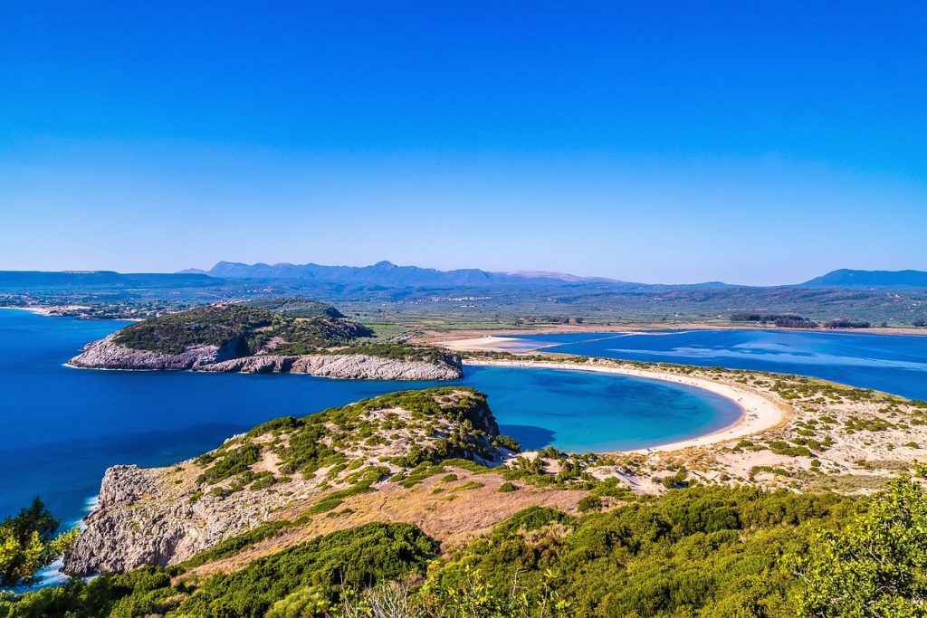 Πελοπόννησος: Οι δέκα ομορφότερες παραλίες της για τις πρώτες βουτιές – Ιδανική αφορμή για εκδρομή!