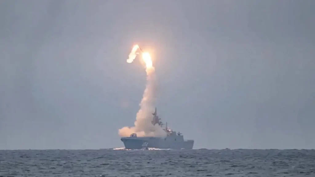 Ρωσική φρεγάτα «Admiral Gorshkov» πραγματοποίησε ασκήσεις χρησιμοποιώντας υπερηχητικό πύραυλο «Zirkon»
