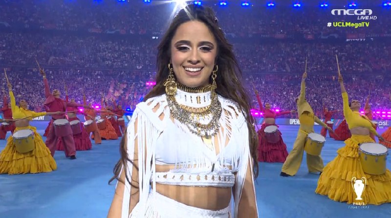 Τελικός Champions League: Η Καμίλα Καμπέγιο «μαγνήτισε» τα βλέμματα όλων λίγο πριν τη… σέντρα (βίντεο)