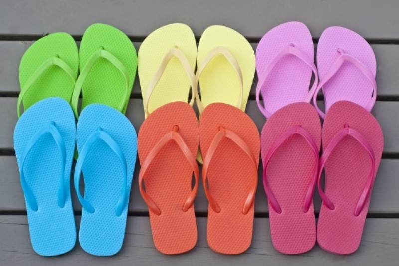 Οι καλοκαιρινές σαγιονάρες προκαλούν πόνους στην μέση – Τι μπορείτε να κάνετε