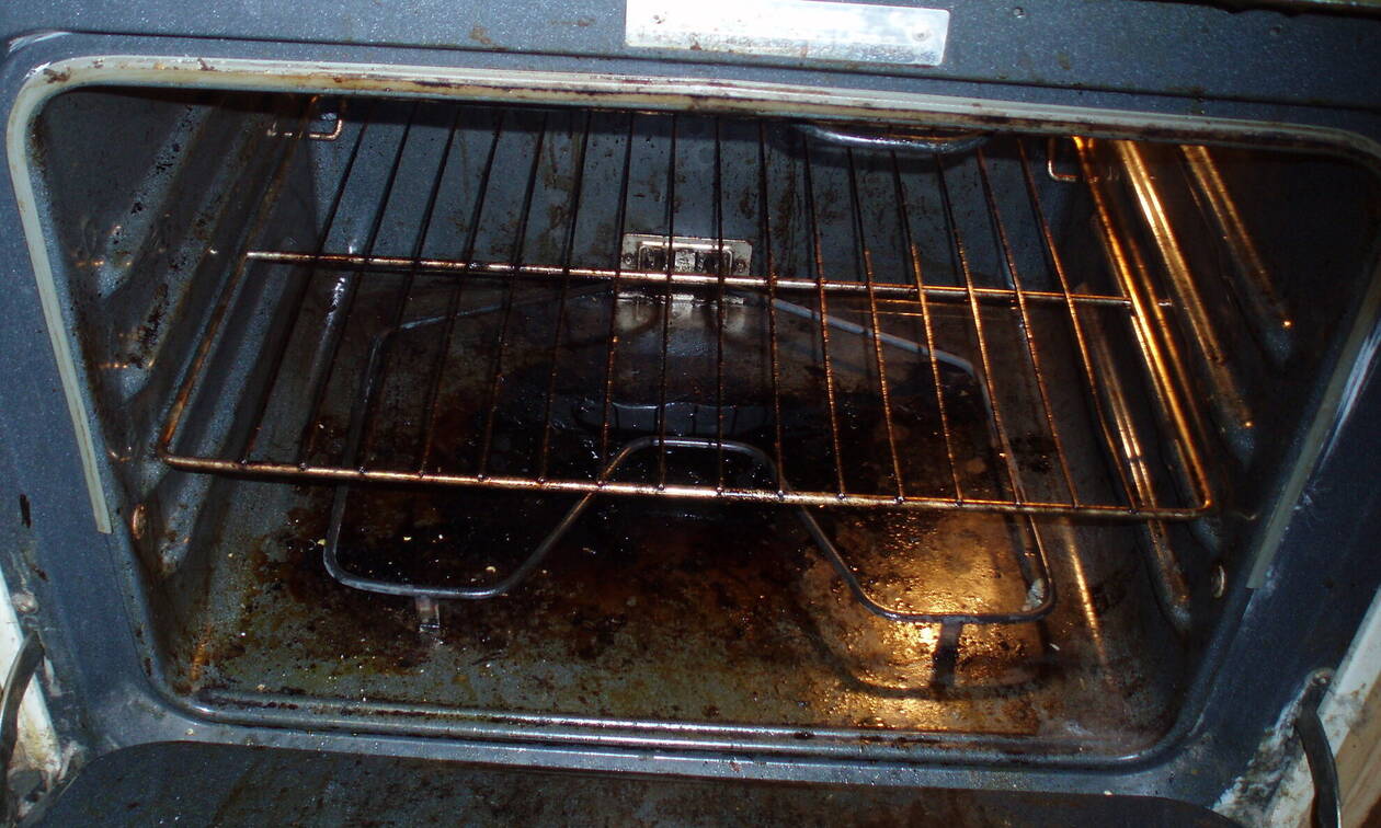 Το μαμαδίστικο κόλπο που εξαφανίζει τα καμένα λίπη από τον φούρνο σας ενώ κοιμάστε