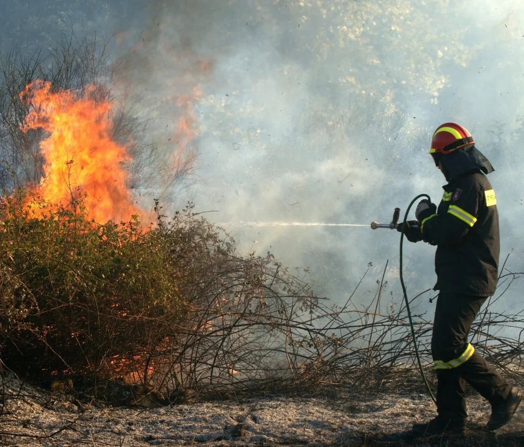 Κάλυμνος: Φωτιά στην περιοχή Βουτσάνι -Eπίγειες και εναέριες δυνάμεις της Πυροσβεστικής