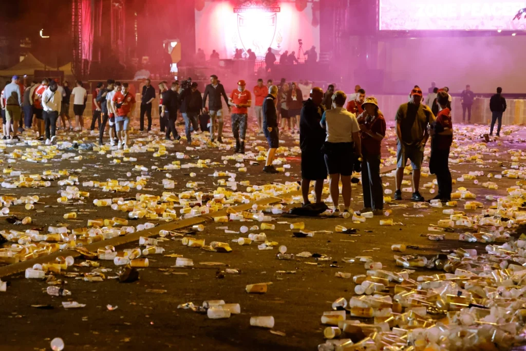 Champions League: Οπαδοί της Λίβερπουλ τις…έβρεξαν σε οπαδό της Ρεάλ που πανηγύριζε μπροστά τους (βιντεο)