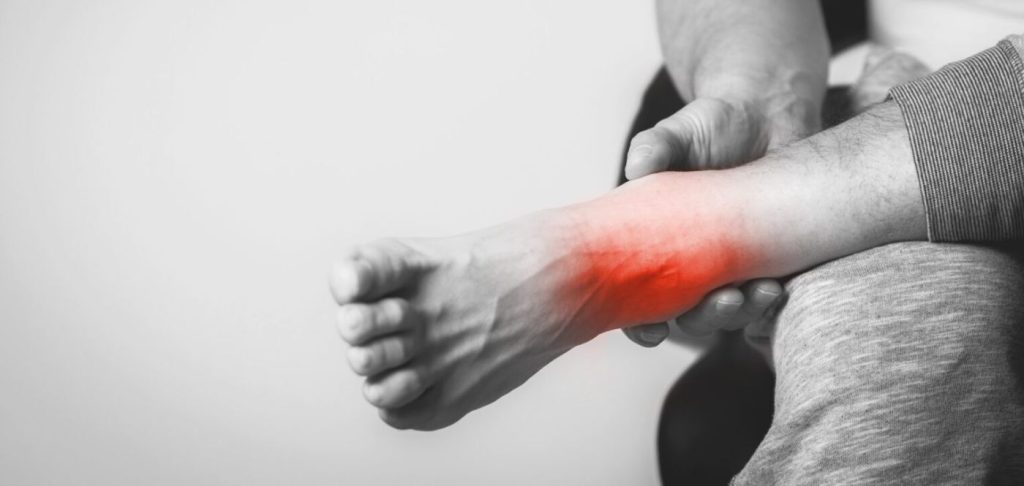 Σπασμένος αστράγαλος: Συμπτώματα, παράγοντες κινδύνου & επιπλοκές