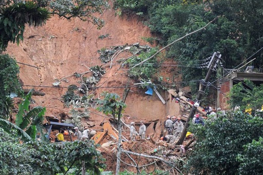 Βραζιλία: Τουλάχιστον 37 νεκροί από τις σφοδρές βροχοπτώσεις και κατολισθήσεις (βίντεο)