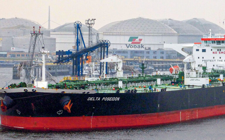 Κατάληψη ελληνικών τάνκερ στο Ιράν: «Τους αφήνουν να κυκλοφορούν στο πλοίο»