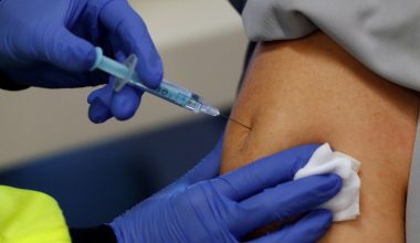 Η Εθνική Επιτροπή Εμβολιασμών συστήνει τη χορήγηση 4ης δόσης εμβολίου κατά του κορωνοϊού στους άνω των 60 ετών