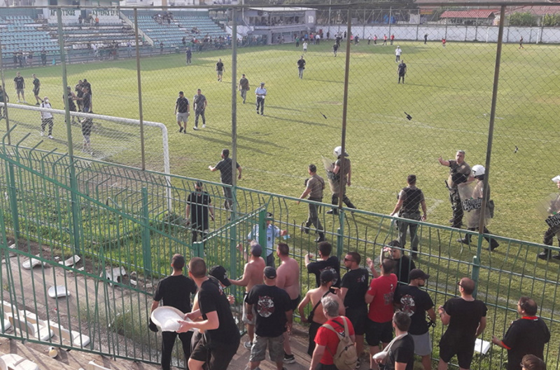 Γ’ Εθνική: Άγριο ξύλο στις κερκίδες ανάμεσα σε οπαδούς και αστυνομία (βίντεο)