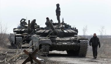 Το Κίεβο δεν αναγνωρίζει την εξέλιξη των μαχών και ζητά πλήρη αποχώρηση των ρωσικών δυνάμεων για να διαπραγματευτεί
