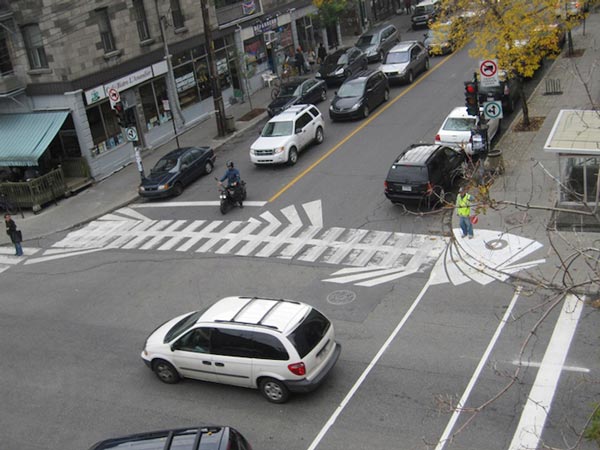 Ευρηματικές παρεμβάσεις σε διαγραμμίσεις δρόμων που εντυπωσιάζουν