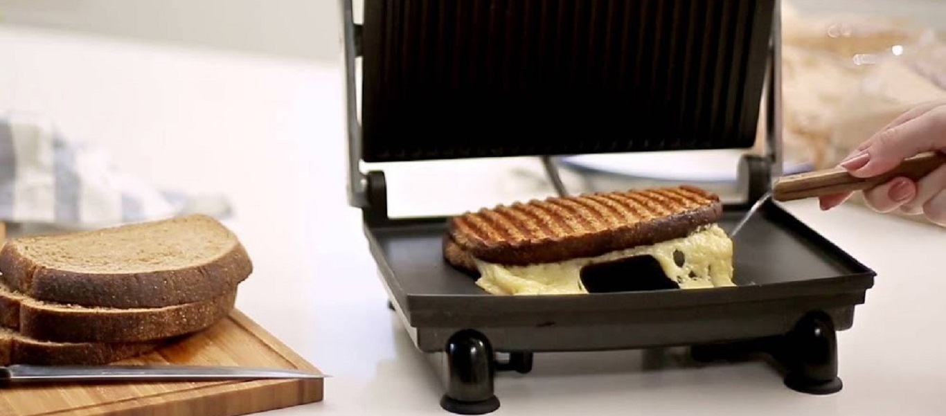 Ο εύκολος τρόπος για να καθαρίσετε την τοστιέρα και να την κάνετε σαν καινούργια