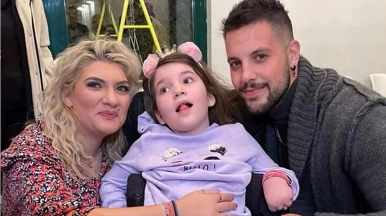 Πάτρα: Τη σχολική τσάντα της Τζωρτζίνας θα παραδώσει σήμερα στην ανακρίτρια ο δικηγόρος της σπιτονοικοκυράς