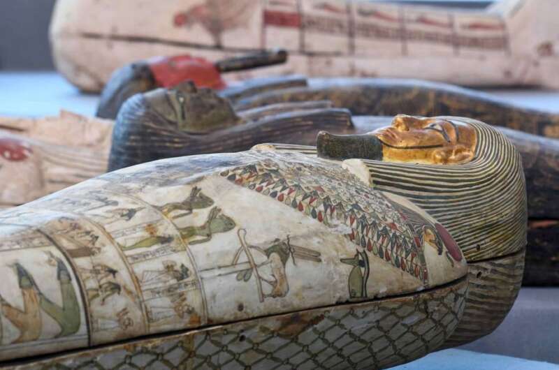 Εκατοντάδες σαρκοφάγοι και αγάλματα θεών ανακαλύφθηκαν στην Αίγυπτο (φωτο)