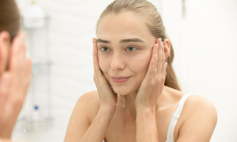 Με αυτούς του πέντε εύκολους τρόπους θα βοηθήσεις το πρόσωπό σου να ξεπρηστεί