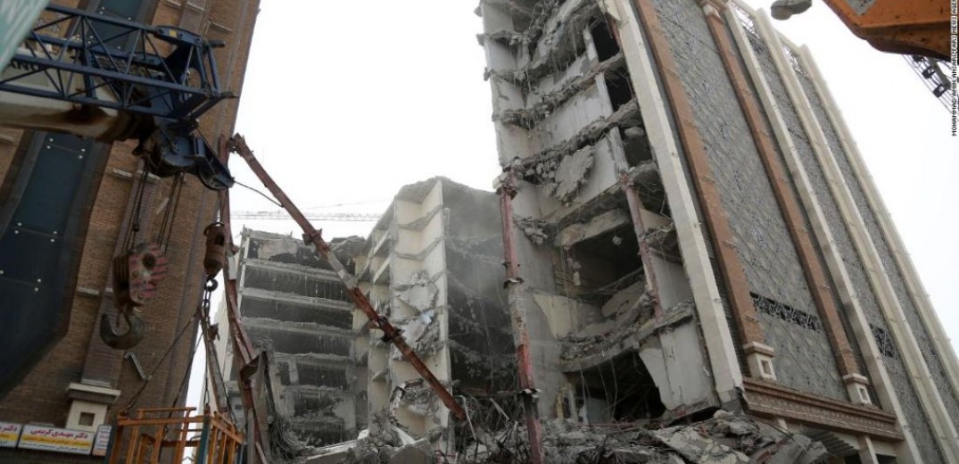 Ιράν: Στους 31 οι νεκροί από την κατάρρευση του κτιρίου στην Αμπαντάν – Συγκέντρωση στο σημείο