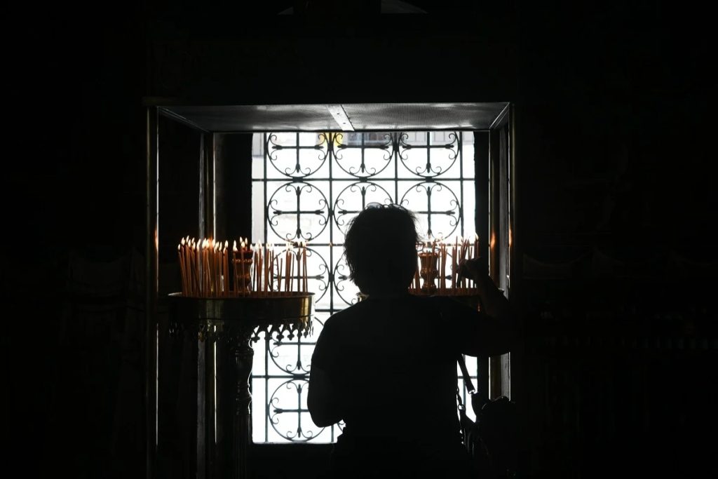 Πολλοί Ιεροί Ναοί χωρίς φώτα εξ αιτίας λογαριασμών ρεύματος